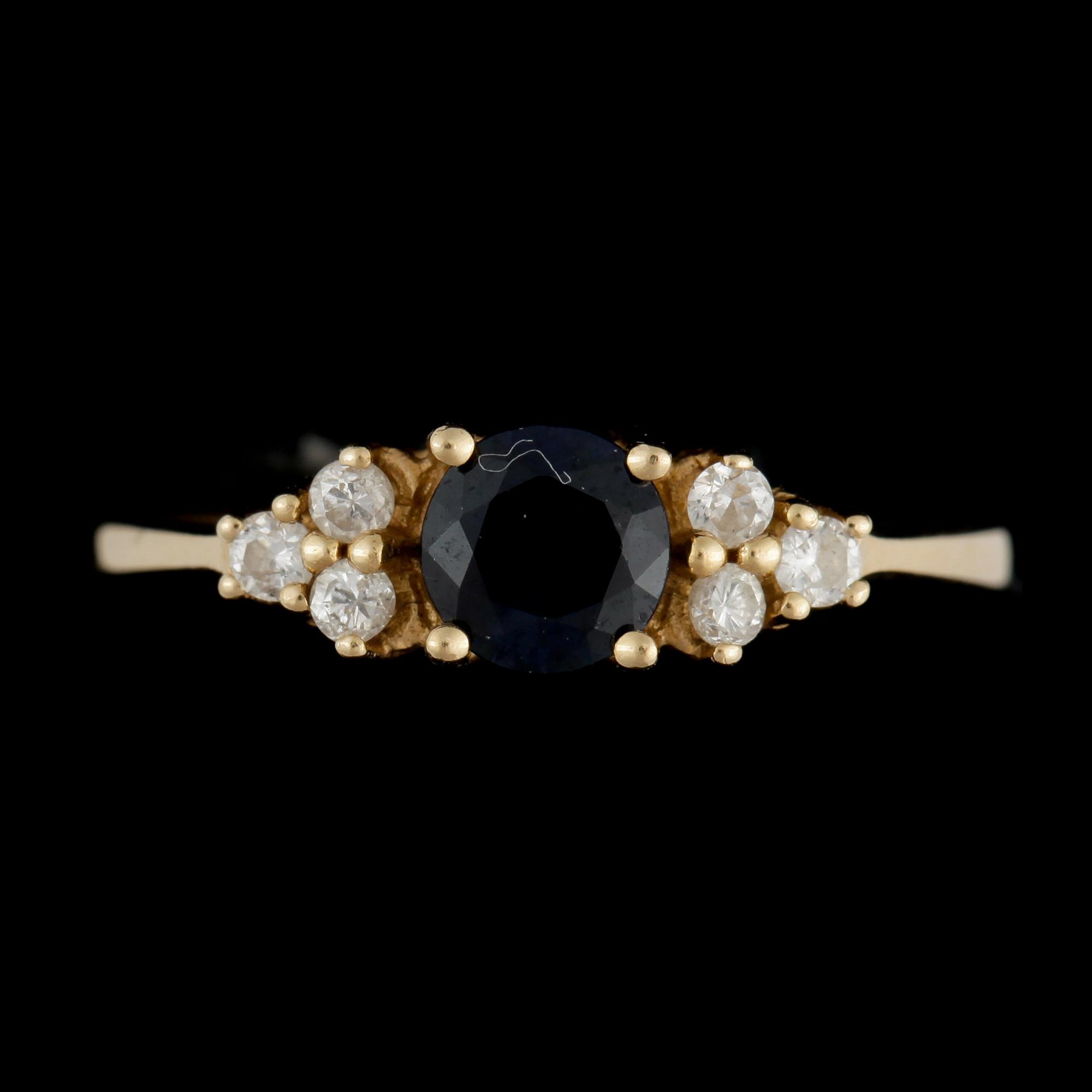RING, 18k guld med safir och 6 små diamanter, enligt gravyr ca 012 ct.