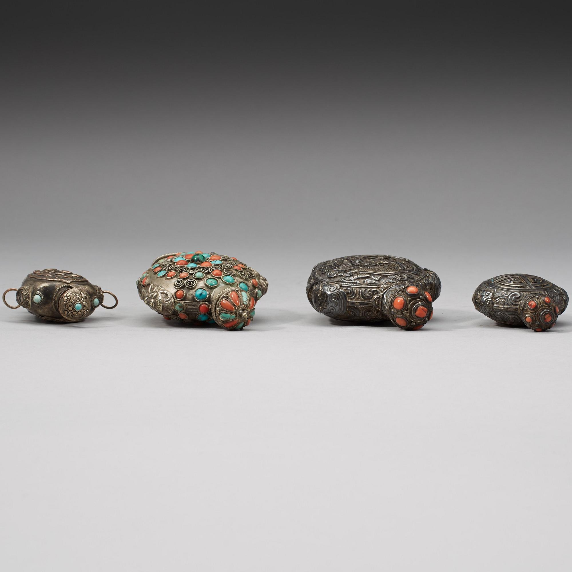 SNUSFLASKOR, fyra stycken, vitmetall samt låghaltigt silver. Tibet, 1800-tal.