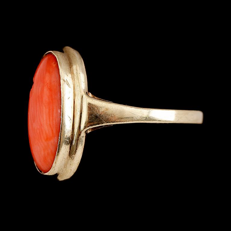 RING, 8 K guld med oval cabouchonslipad korall.