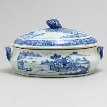 A blue and white tureen with cover, Qing dynasty, Qianlong (1736-95).