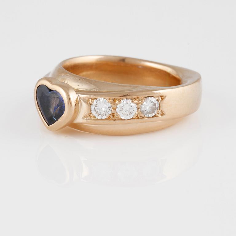 RING, 18K guld med hjärtslipad blå safir samt briljantslipade diamanter ca 0.60 ct. Vikt 14,8 gram.