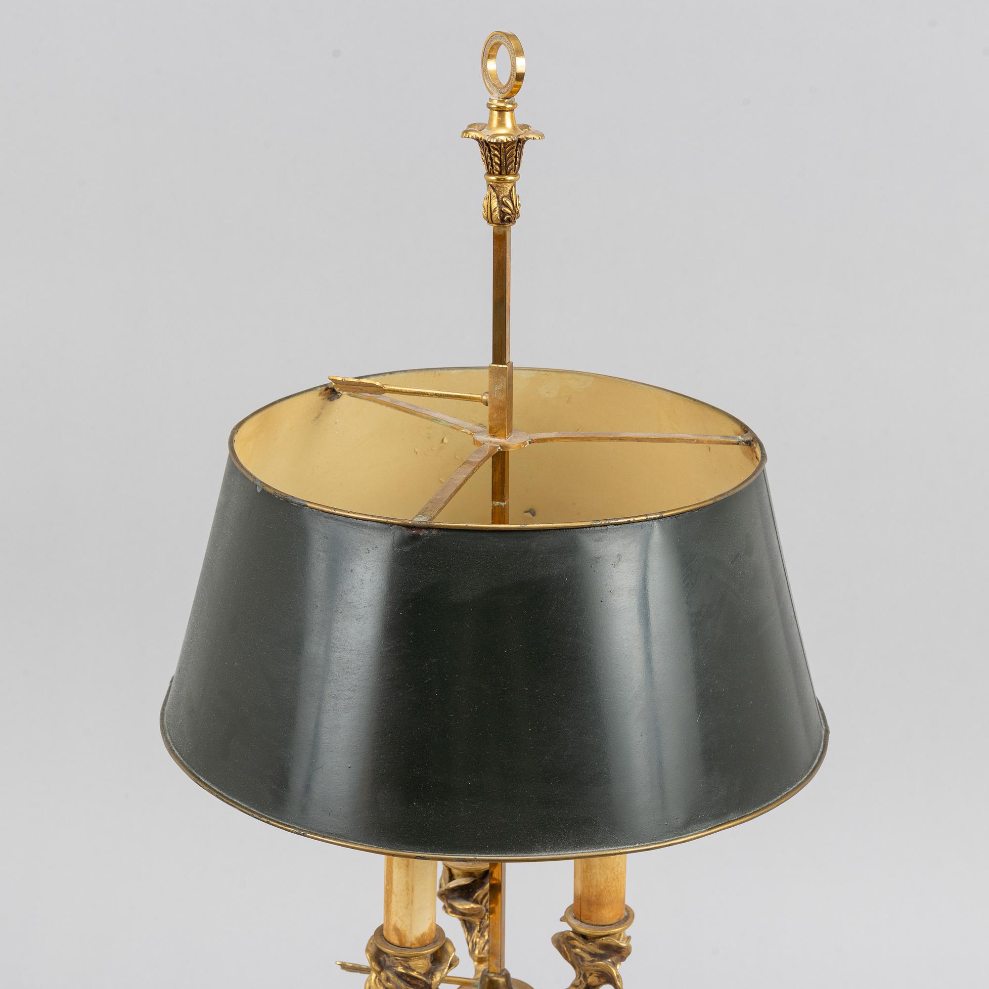 A Bouillotte table lamp, around the year 1900.