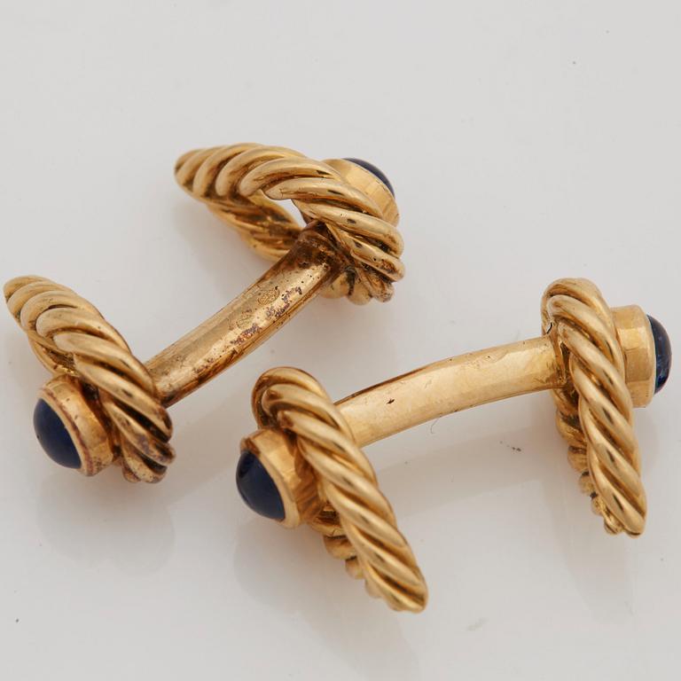 MANSCHETTKNAPPAR, med cabochonslipade safirer.
