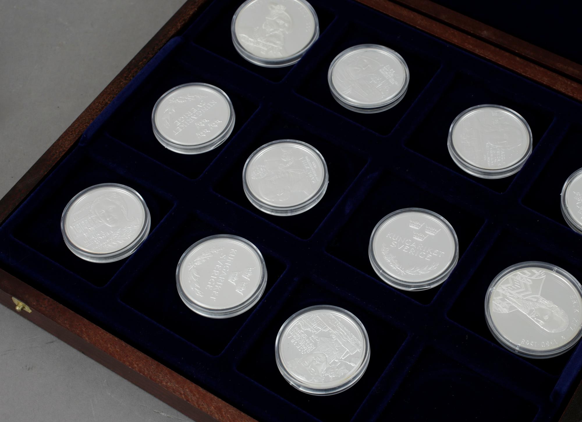 MINNESMYNT, 23 st, silver, "Kungariket Sverige", 1900-talets andra hälft. Ca 600 gram.