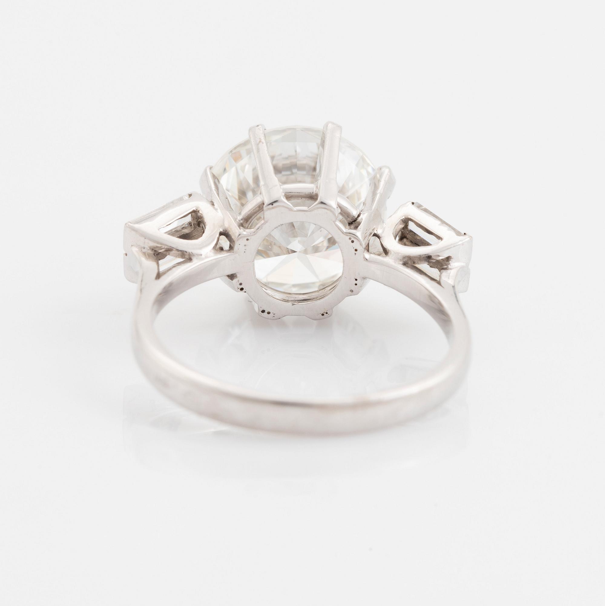Ring 14K vitguld med en rund briljantslipad diamant vikt ca 5.25 ct kvalitet ca F/G vvs.