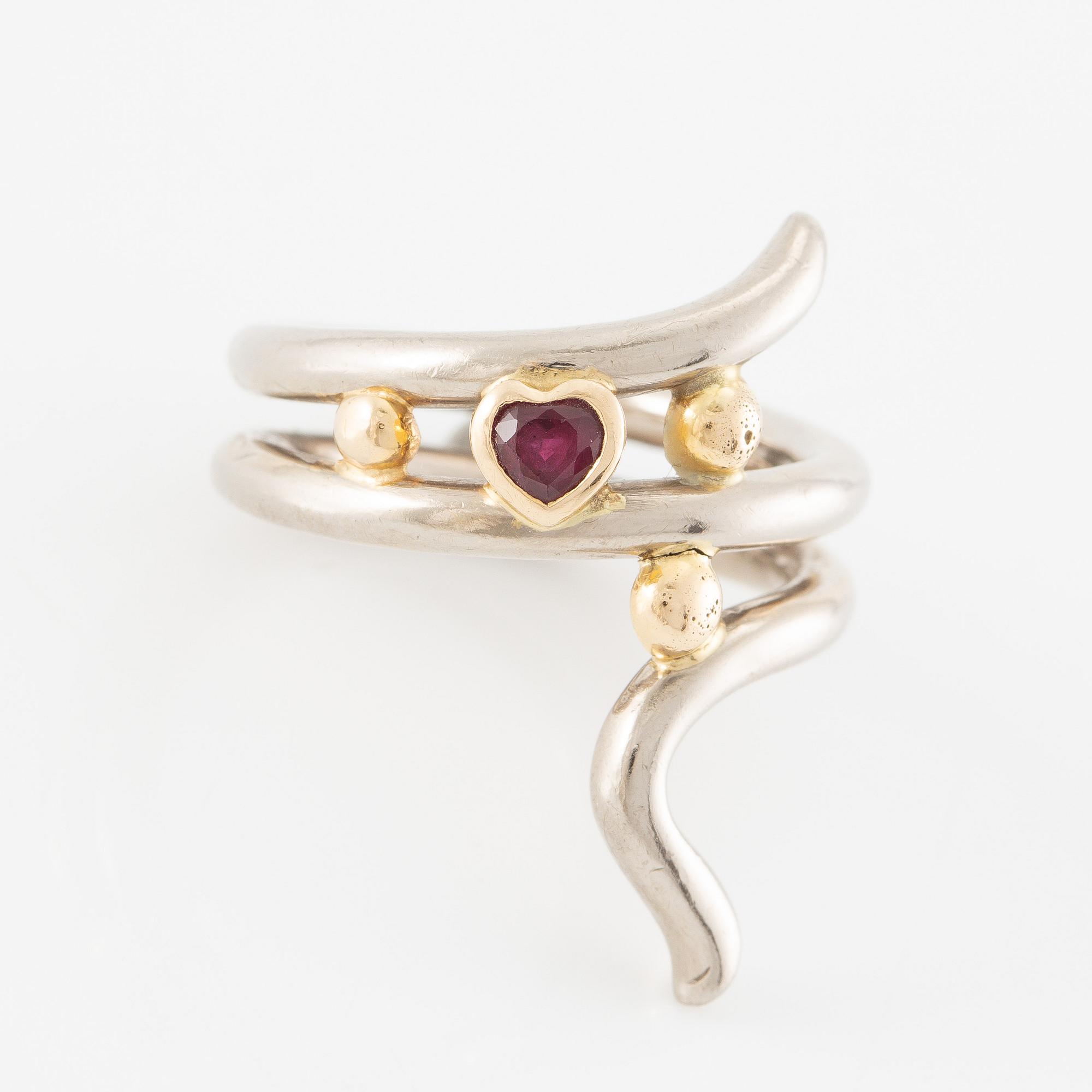 Ring, 18K gold with heart-shaped ruby.