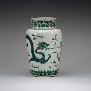 A dragon vase, late Qing dynasty, 19th Century.