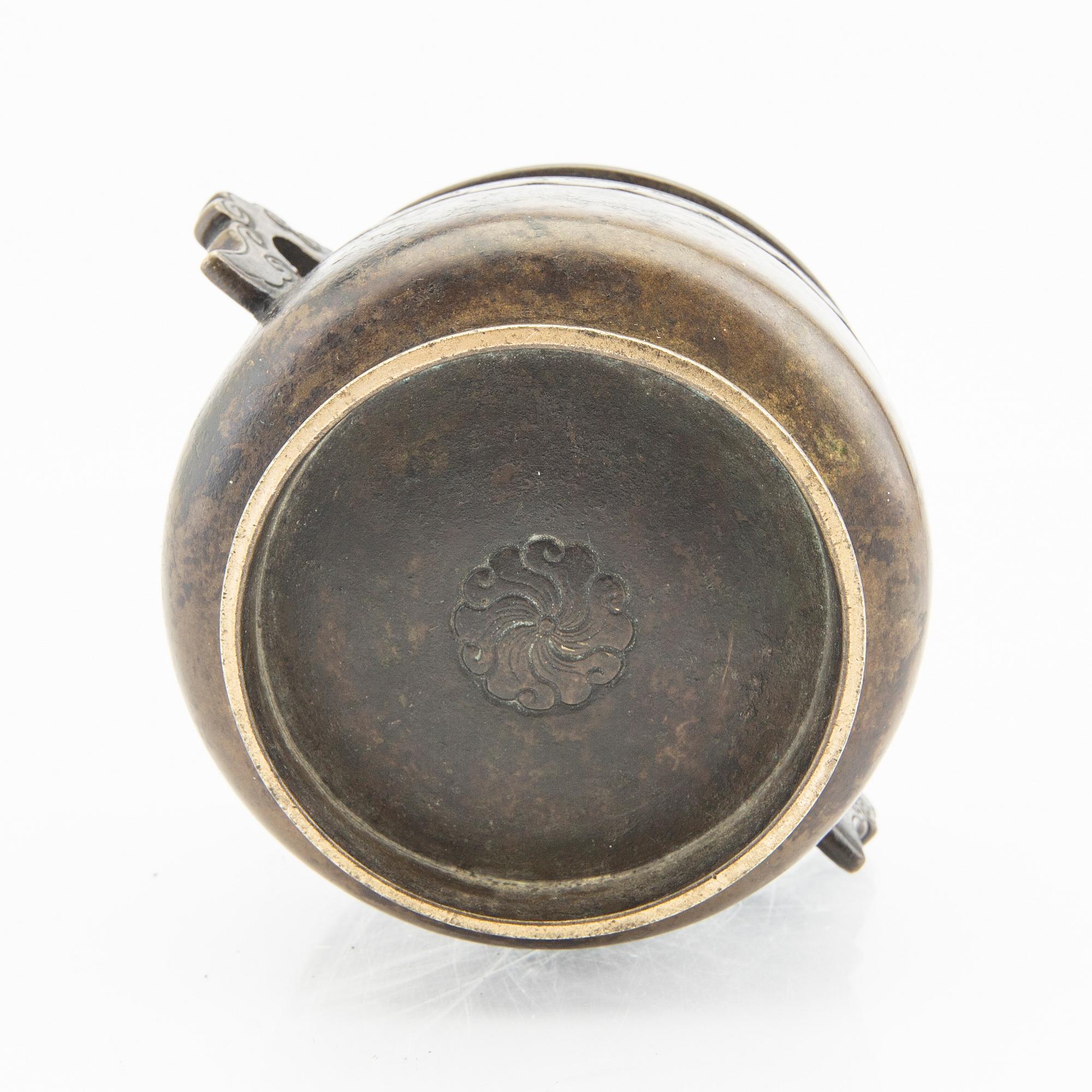A bronze censer, Japan turn of the Century 1900.
