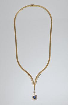COLLIER, 18K guld med 33 briljantslipade diamanter samt ovalslipad blå safir. Vikt 32,4 gram.