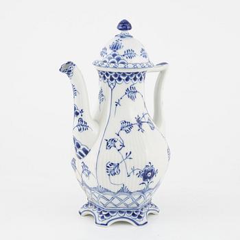 Servisdelar, 19 delar, "Musselmalet" helblonde, Royal Copenhagen, Danmark.