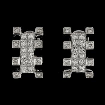 195. A pair of diamond earrings, circa 1.58 ct.