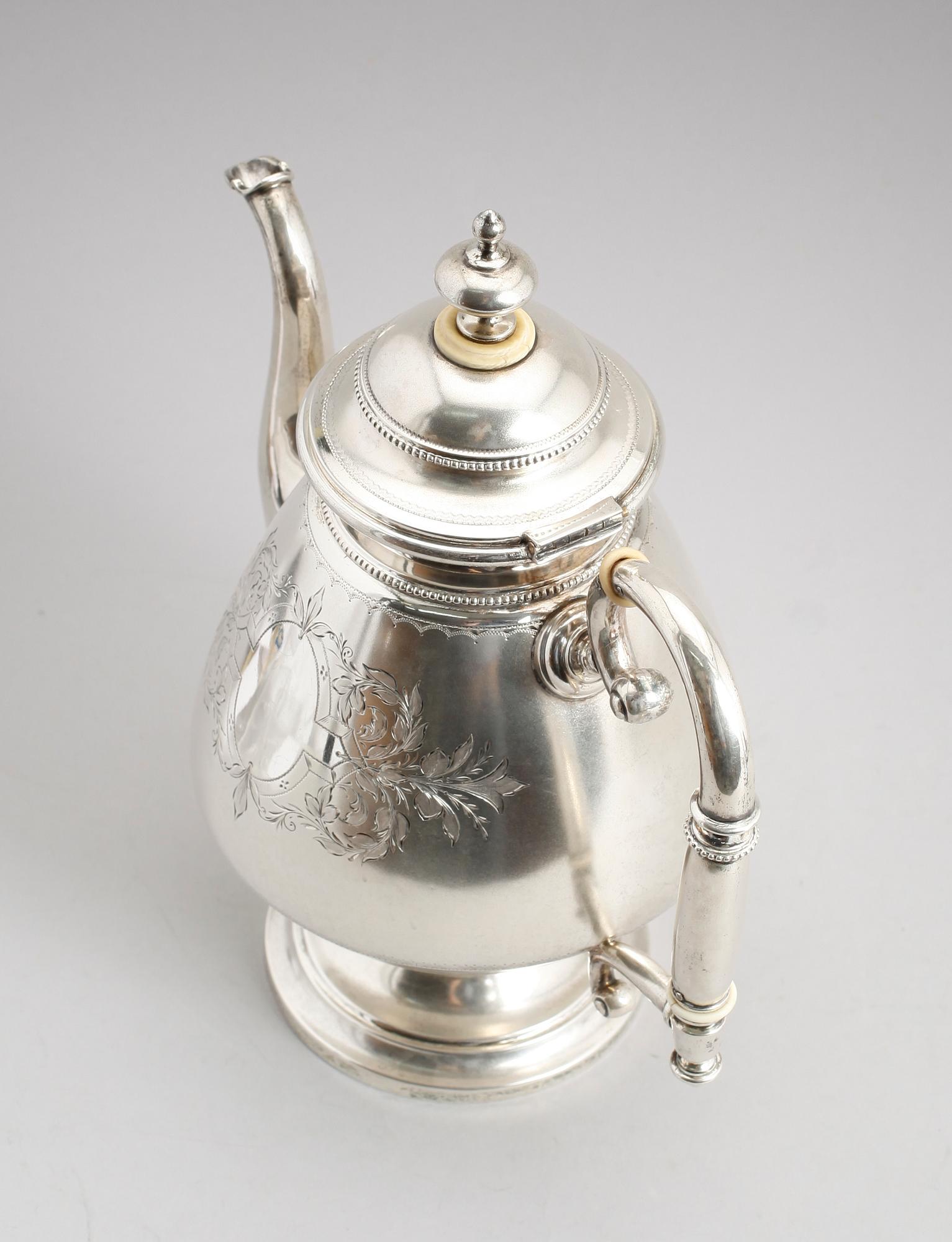 KAFFEKANNA, silver, CG Hallberg, Stockholm 1881. Vikt ca 490 gram.