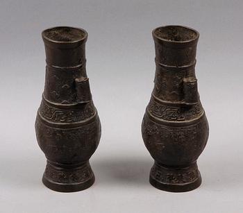 DEKORATIONSVASER, ett par, brons, Kina. 1800/1900-tal.