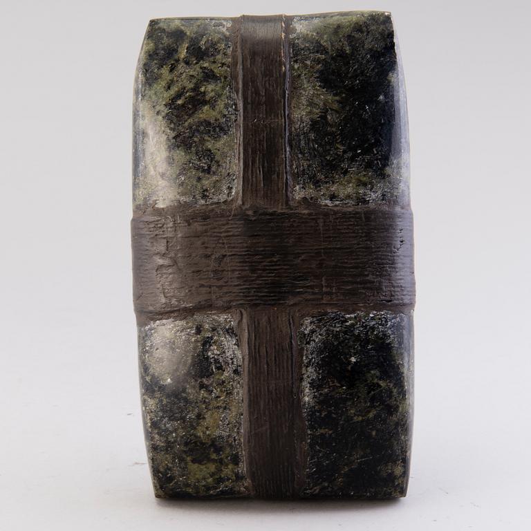 MINNA TUOMINEN, kiviveistos, signeerattu ja päivätty -11.