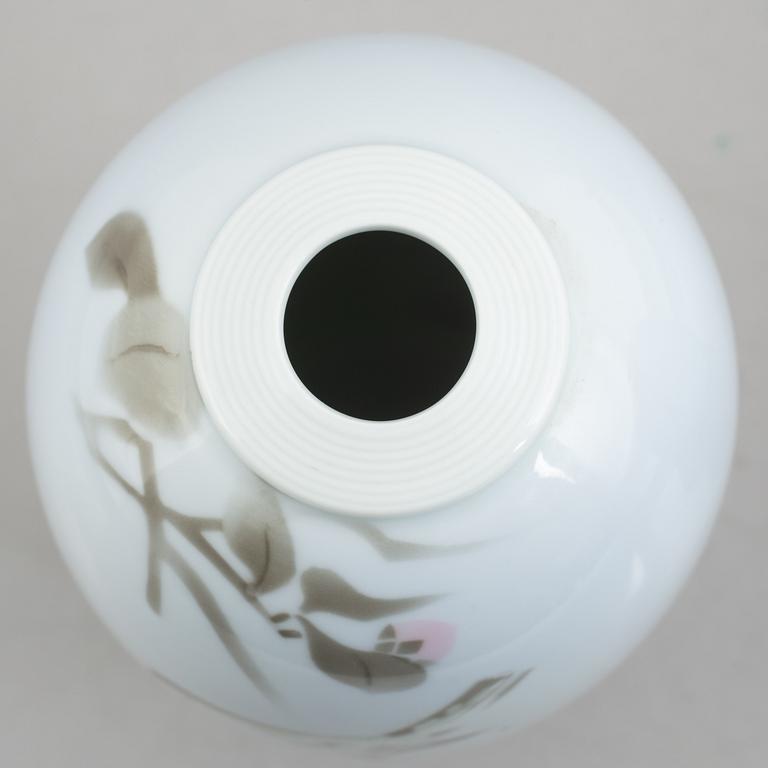 Three porcelain vases, Fukagawa porcelain Manufacturing Company, Japan, second half of the 20th century.