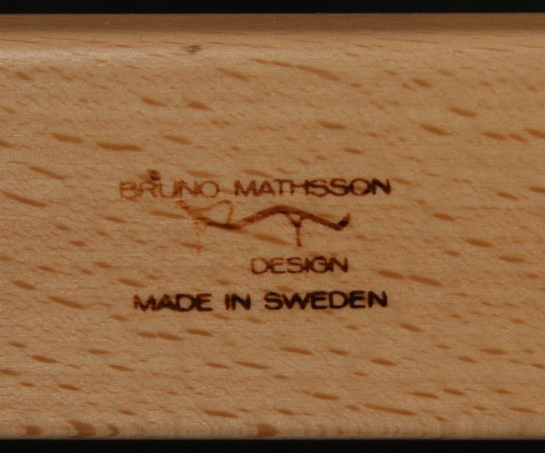 KARMSTOLAR, ett par. "Mina" design Bruno Mathsson. Dux. Brännmärkta.
