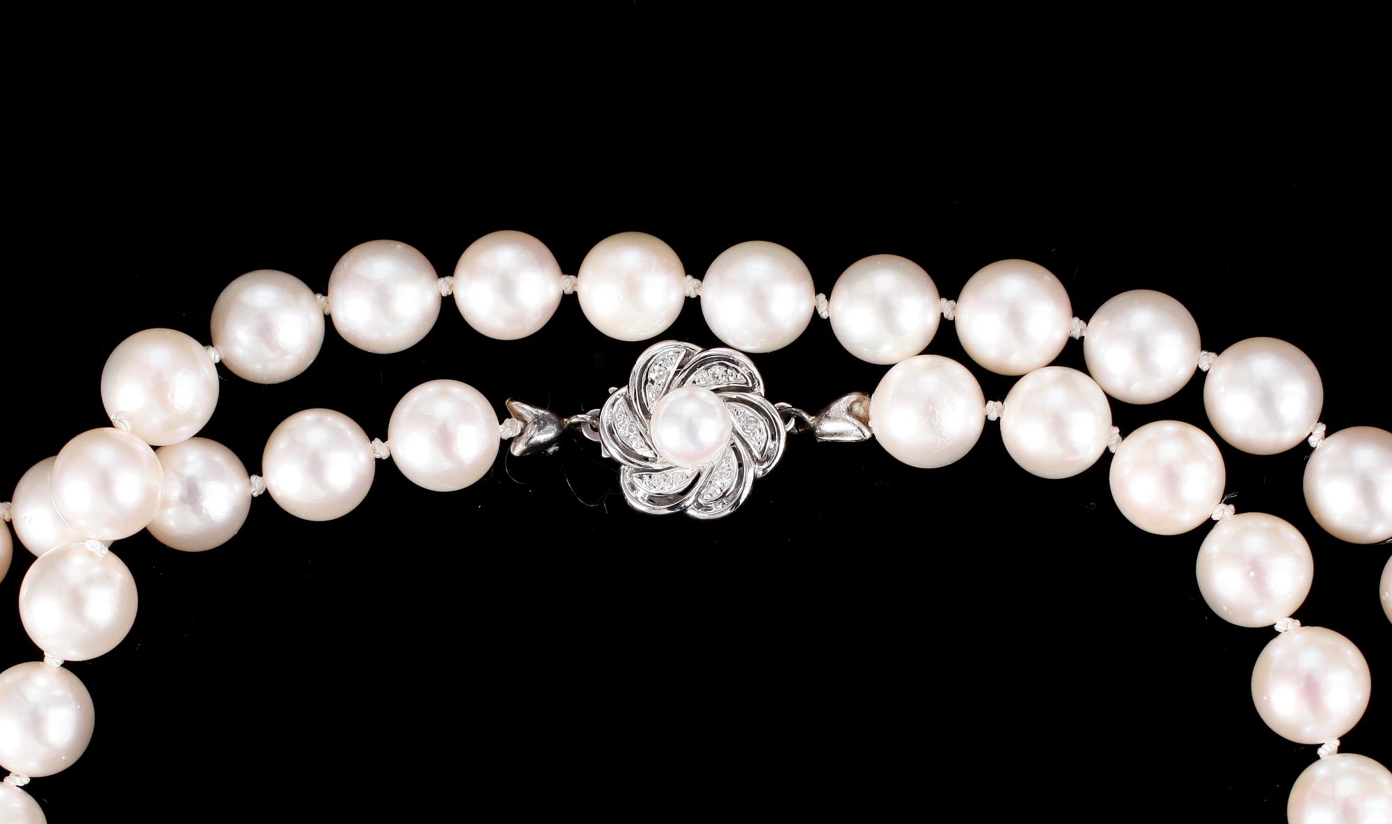 COLLIER, odlade rosa tonade saltvattenspärlor, lås 18k vitguld med små diamanter och pärla. Ca1980/90-tal.