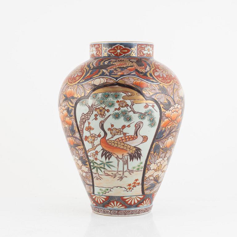 A Japanese imari urn, 20th century.