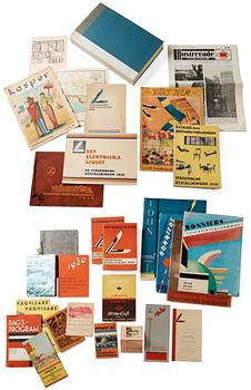 677. STOCKHOLMSUTSTÄLLNINGEN 1930, 34 delar. Kataloger och broschyrer, biljetter m.m. memorabilia.
