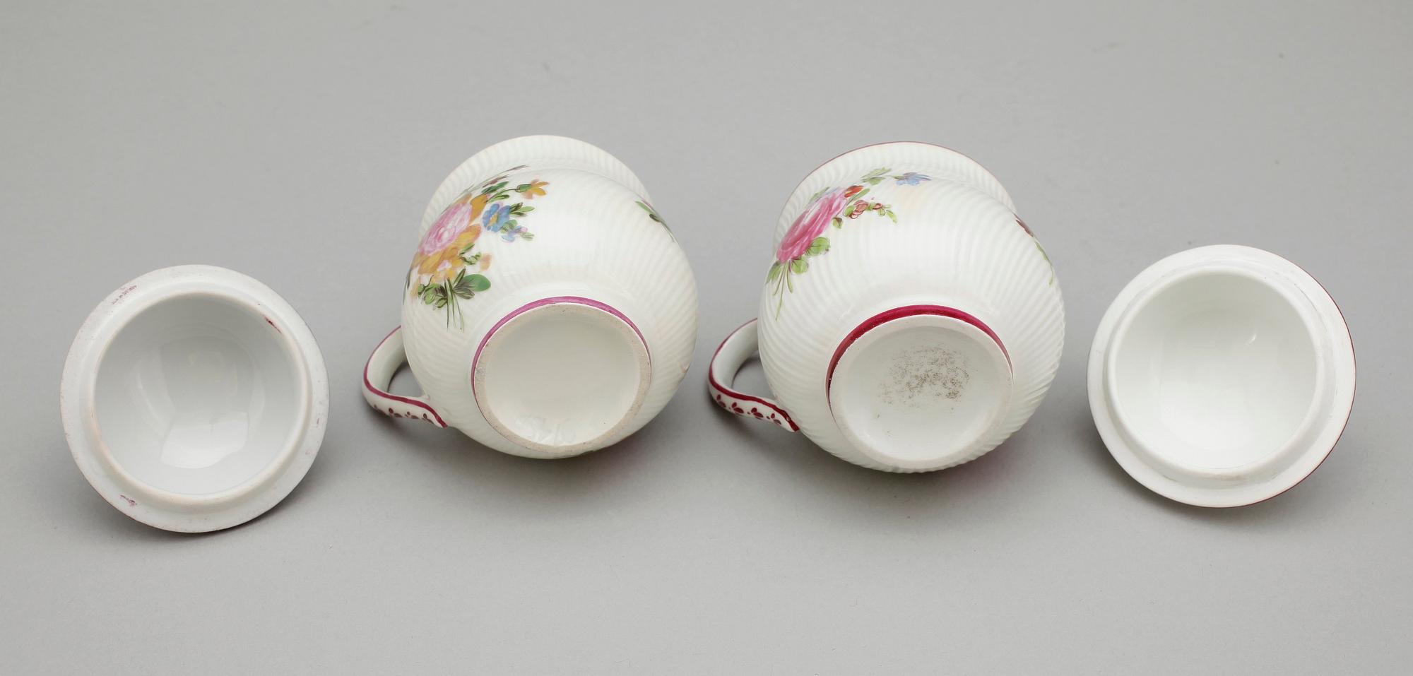 CREMEKOPPAR, 2 st, mjukt porslin, 1700/1800-tal.