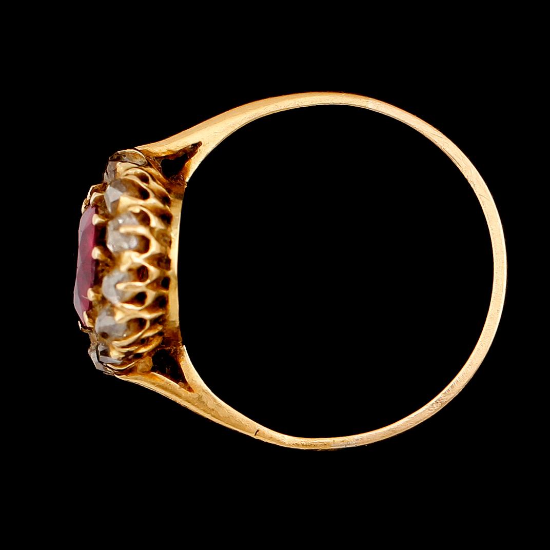 RING, 18 k guld, diamanter och röd sten. Total vikt 3 g.