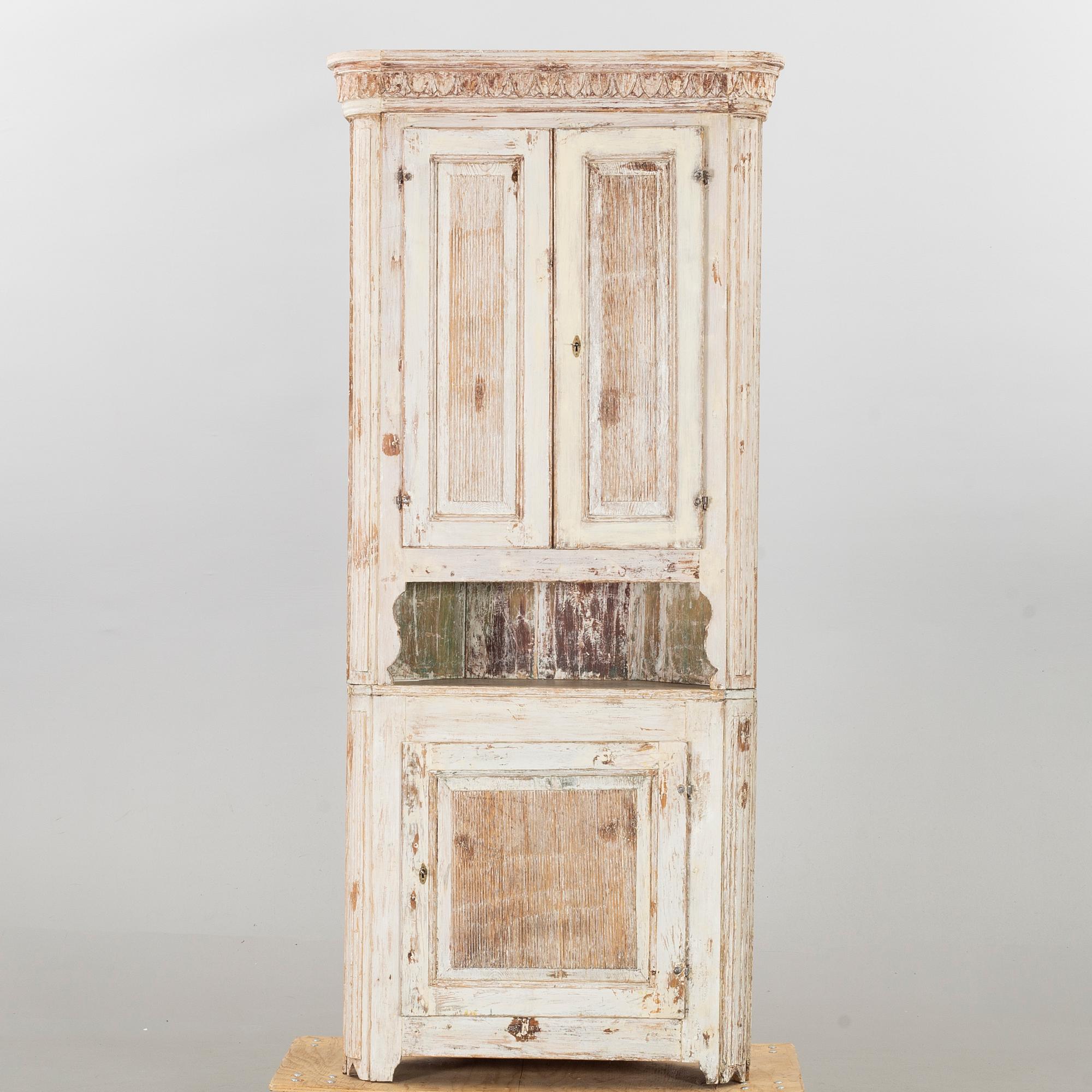 A Swedish painted cornercabinet around 1800.