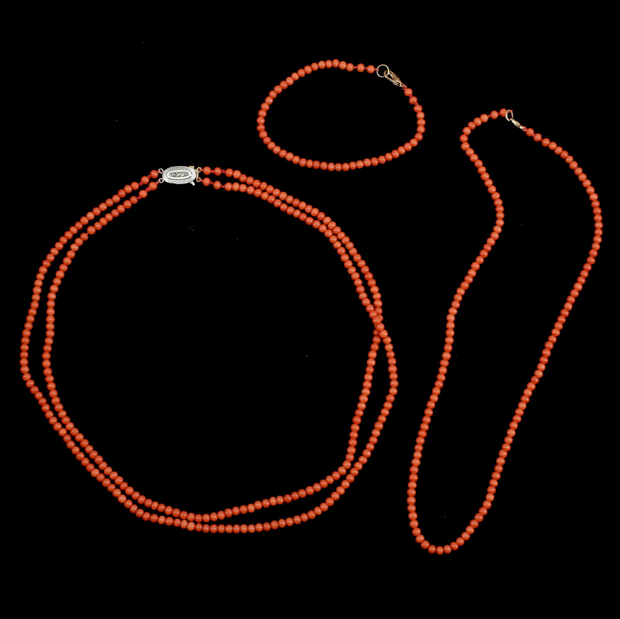 COLLIER, 2 st samt ARMBAND. Korall.