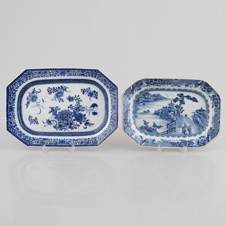 Stekfat, två stycken, olika, porslin. Qingdynastin, Qianlong (1736-95).
