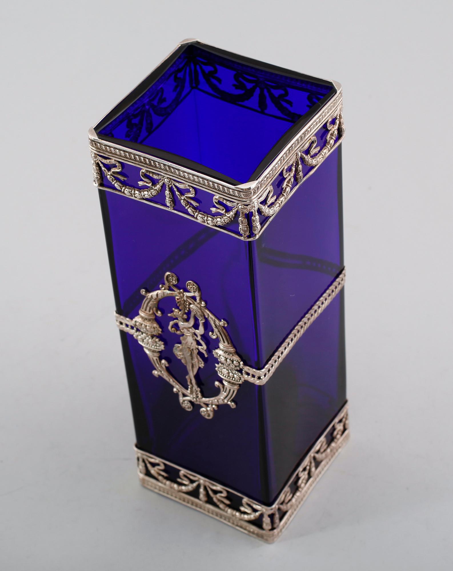 VAS, blått glas, omkring år 1900.