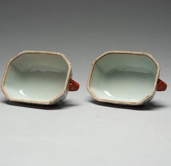 SMÖRTERRINER med LOCK och FAT, ett par, porslin. Qingdynastin, Qianlong (1736-95).