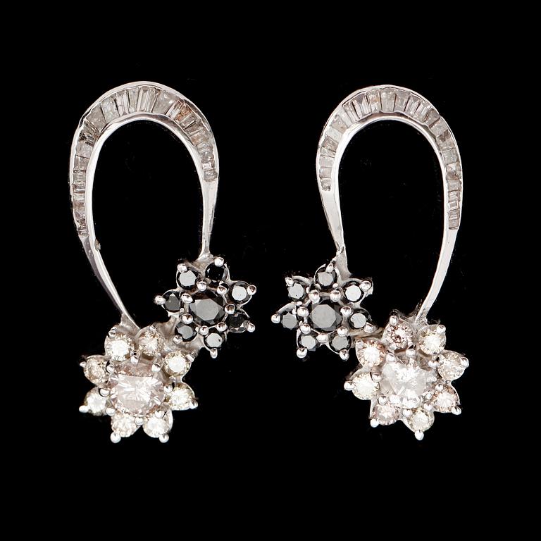 ÖRHÄNGEN, 1 par, vitguld, diamanter 3.06 ct.