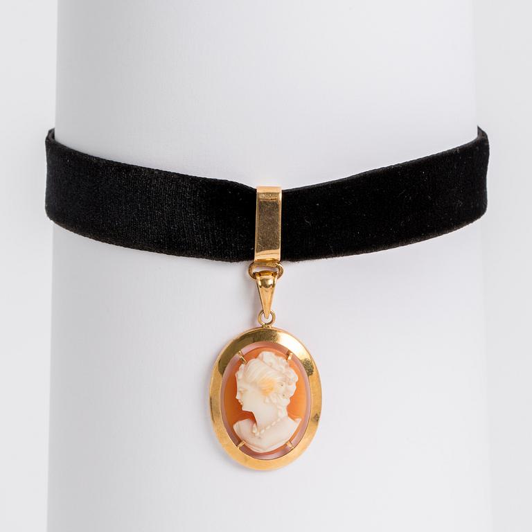 A shell cameo with 18K gold frame. Guldsmedjan, Jönköping, 1971.