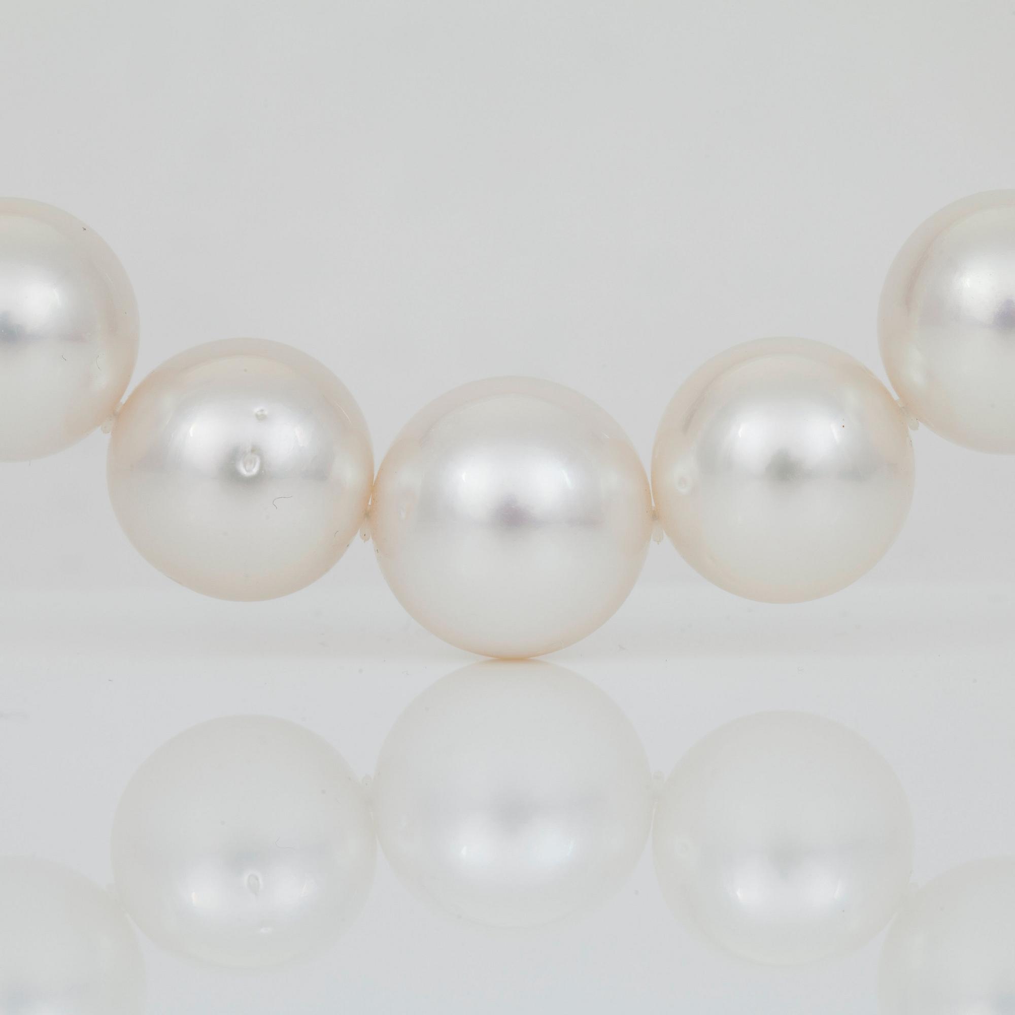 PARLCOLLIER, 'South Sea' cultured pearls with 14K guld clasp.