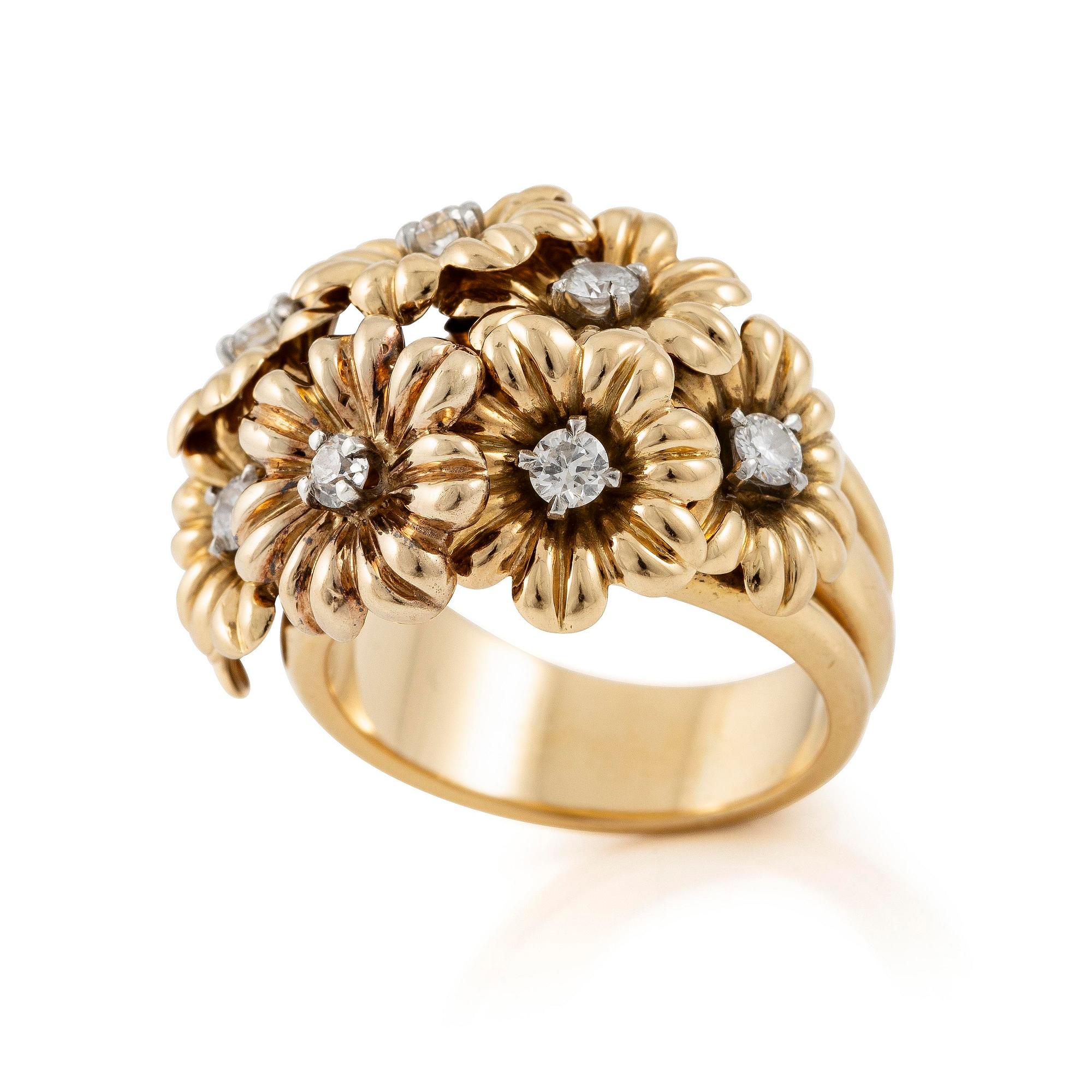 A Van Cleef et Arpels ring in 18K gold with round brilliant-cut diamonds.