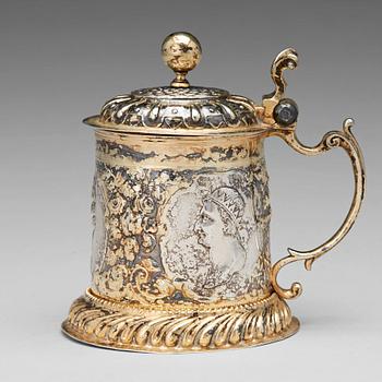 149. A German Baroque parcel-gilt silver tankard, mark of Simon Wickert, Augsburg (1691-1708).