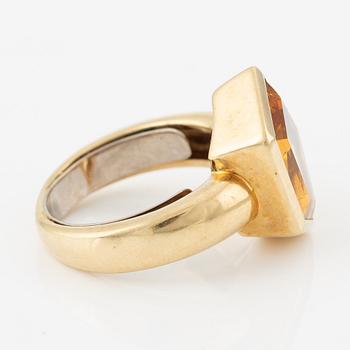 A ring and a pair of earrings in 18K gold with faceted citrine.