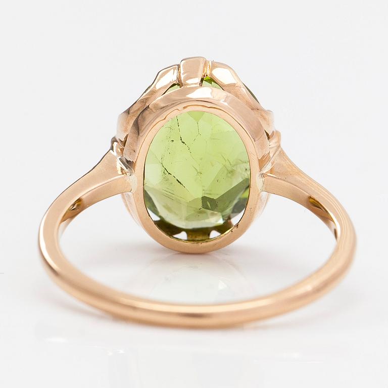 Ring, 18K guld och peridot, Oskar Lindroos, Helsingfors 1932.