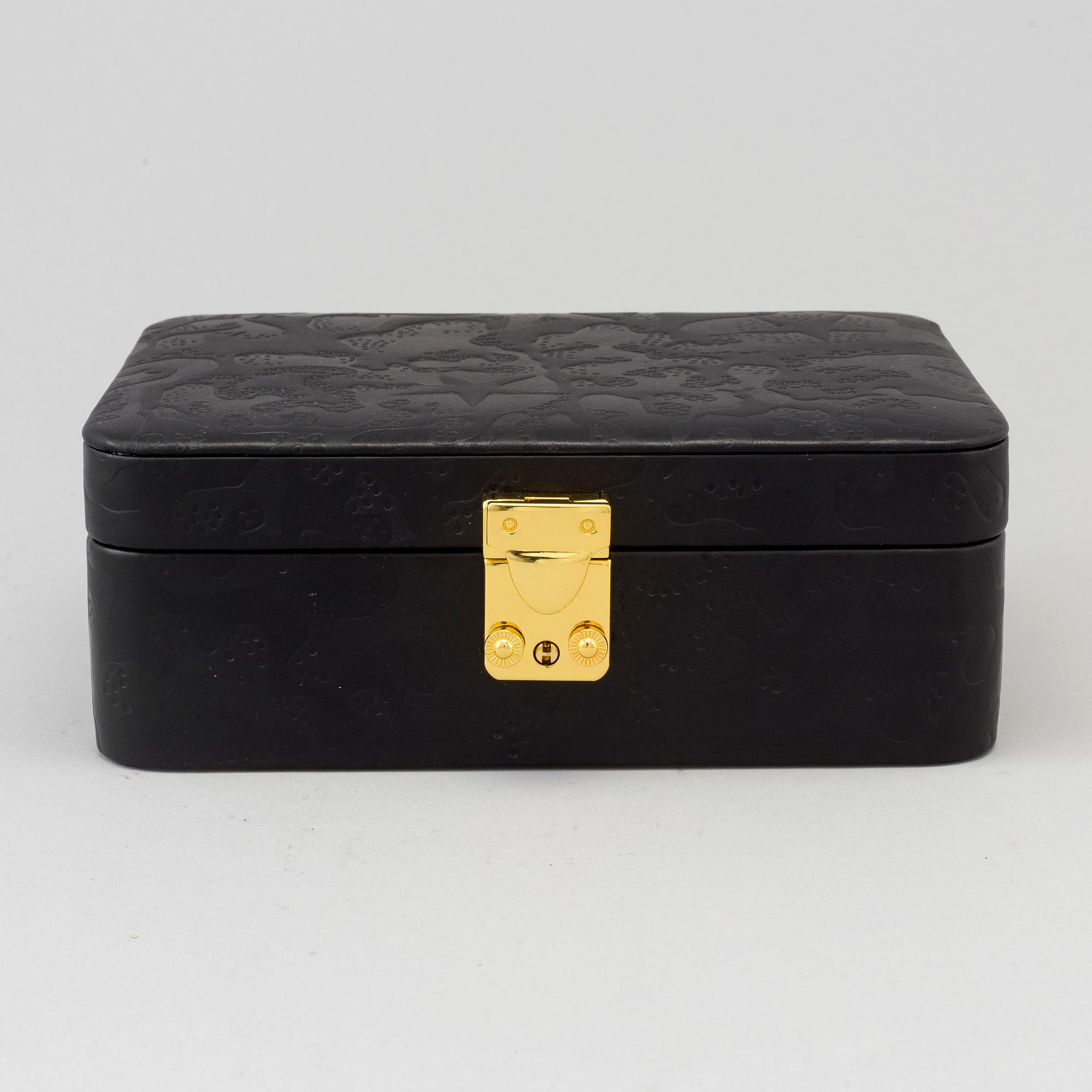 SMYCKESKRIN, präglat mönster "Aristidia" i svart skinn, Firma Svenskt Tenn, 2000-tal.