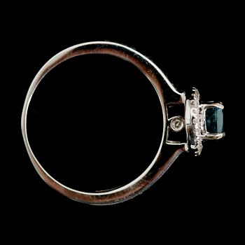 RING, 14 k vitguld, briljantslipade diamanter tot ca 0.80 ct. Total vikt ca 3 g.