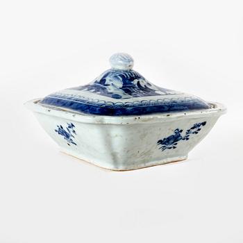 A Chinese  around 1800 porcelain serving dish with lid.