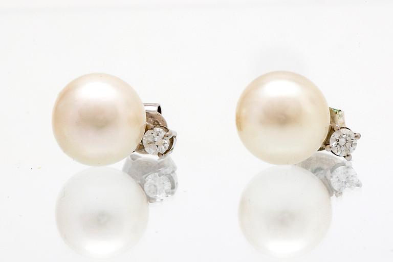 Earrings 18K whitegold 2 cultured pearls approx 10 mm and 2 brilliant-cut diamonds approx 0,15 ct.