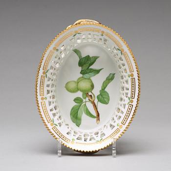 GALLERKORG med FAT, porslin. "Flora Danica", Royal Copenhagen, Danmark, 1900-tal.