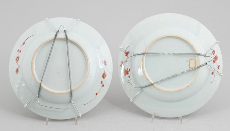 TALLRIKAR, 1 par, porslin, Kina, Qianlong 1736-1795.