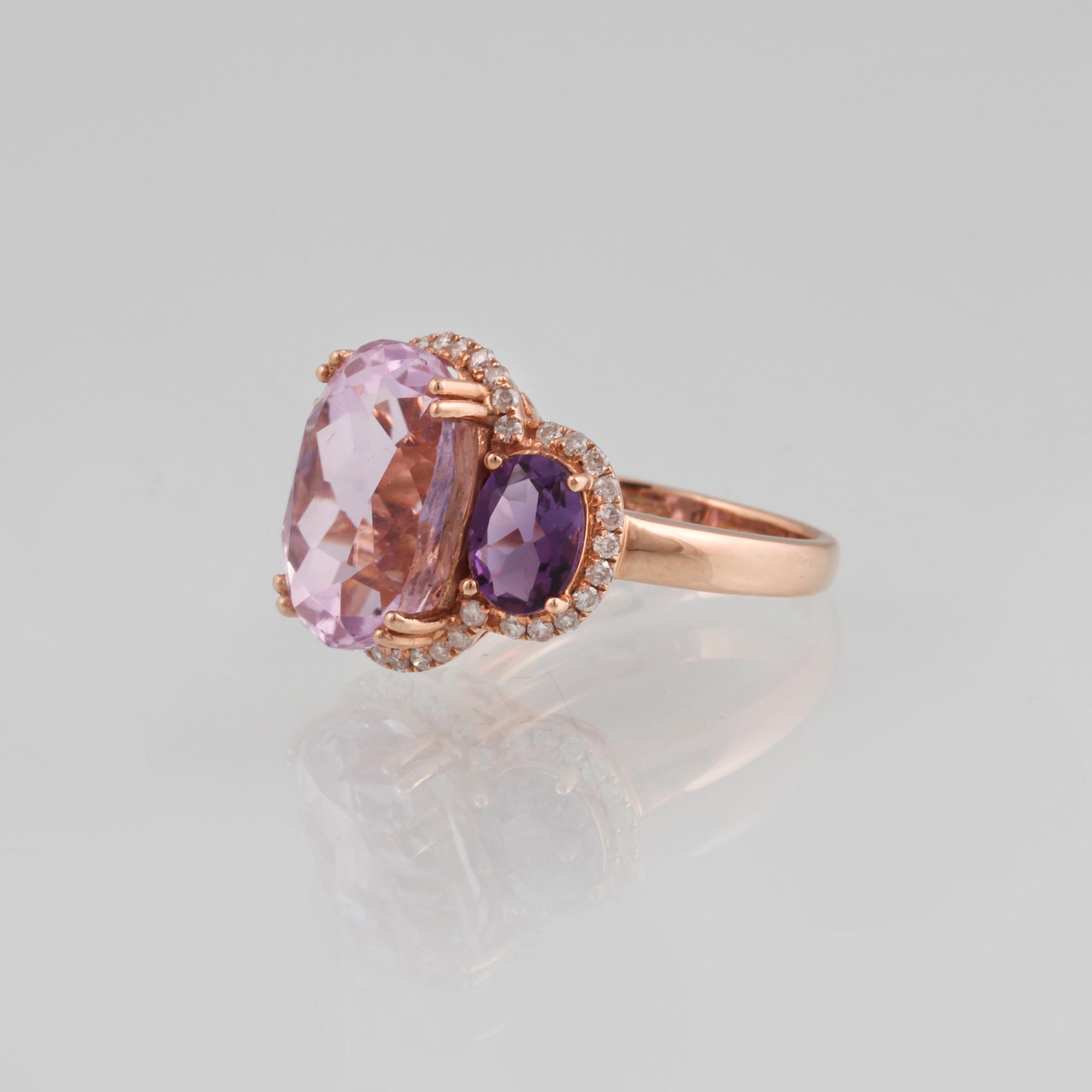 RING, 18K guld med briljantslipade diamanter ca 0.31 ct, kunzit ca 7.99 ct och ametister ca 1.29 ct. Vikt 5,9 gram.