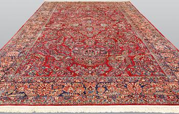 A semi-antique so called American Sarouk carpet, c. 450 x 303 cm.