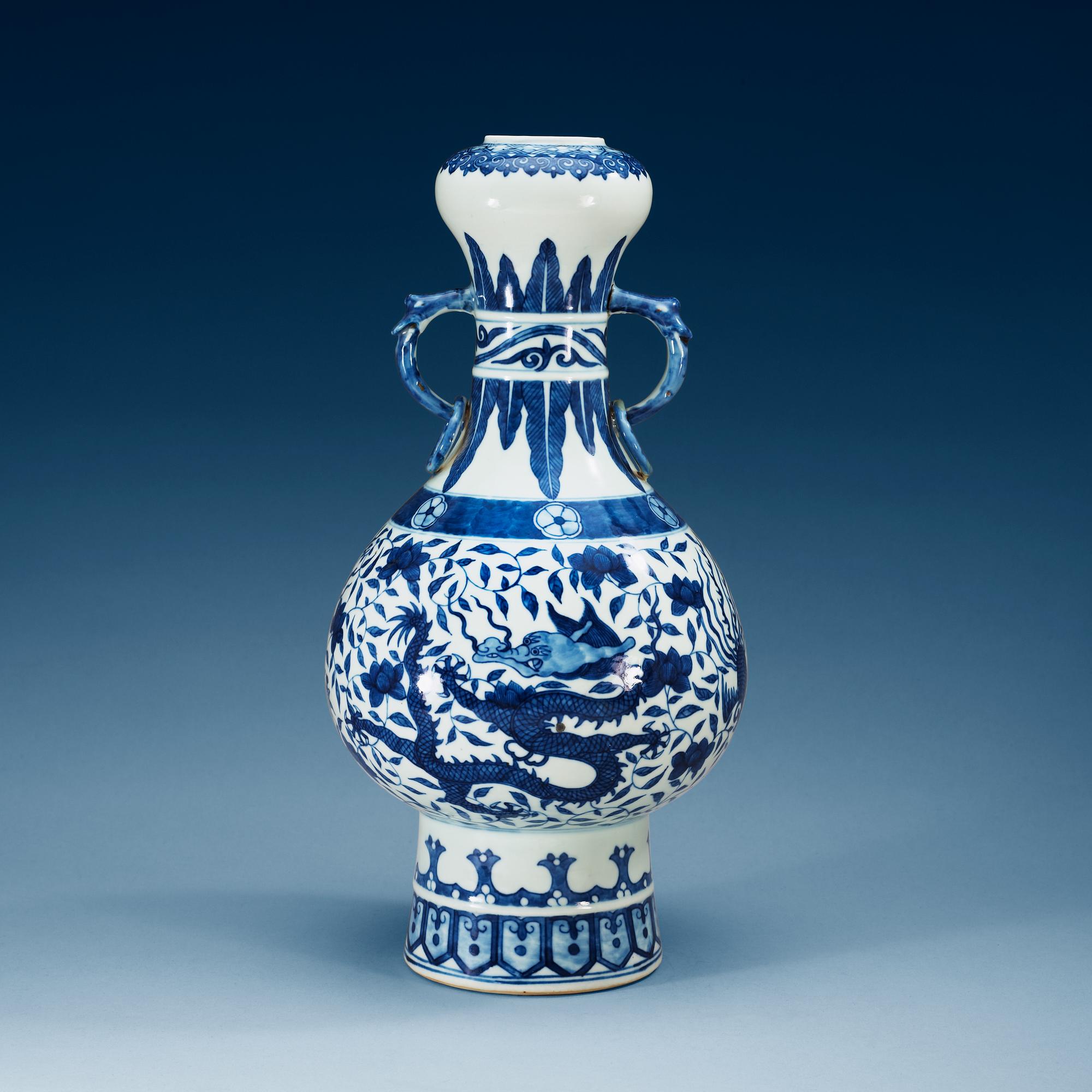 A blue and white vase, late Qing dynasty, with Wanli´s six character mark.