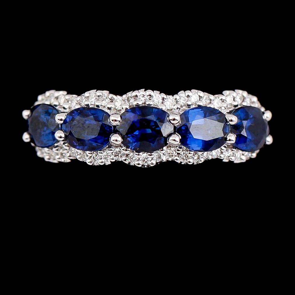 RING, 18 k vitguld, blå safirer och briljantslipade diamanter. Vikt ca 6,3 g.