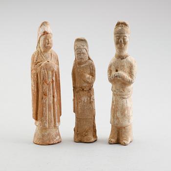 GRAVFIGURER, 3 st, lergods, Kina, sannolikt forntida.