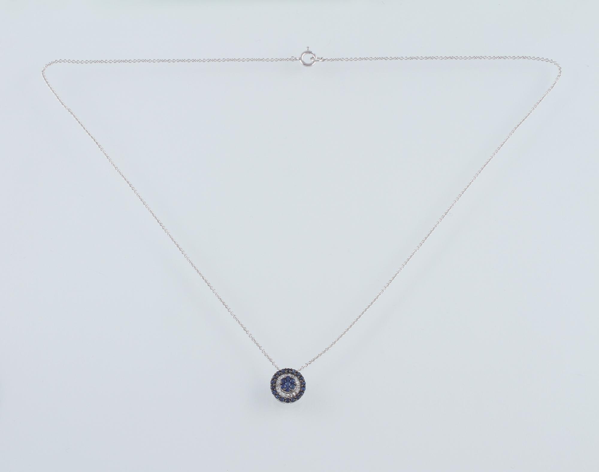 HÄNGE, 18K vitguld med baguettslipade diamanter ca 0.13 ct samt fasettslipade blå safirer ca 0.35 ct. Vikt 2,8 gram.