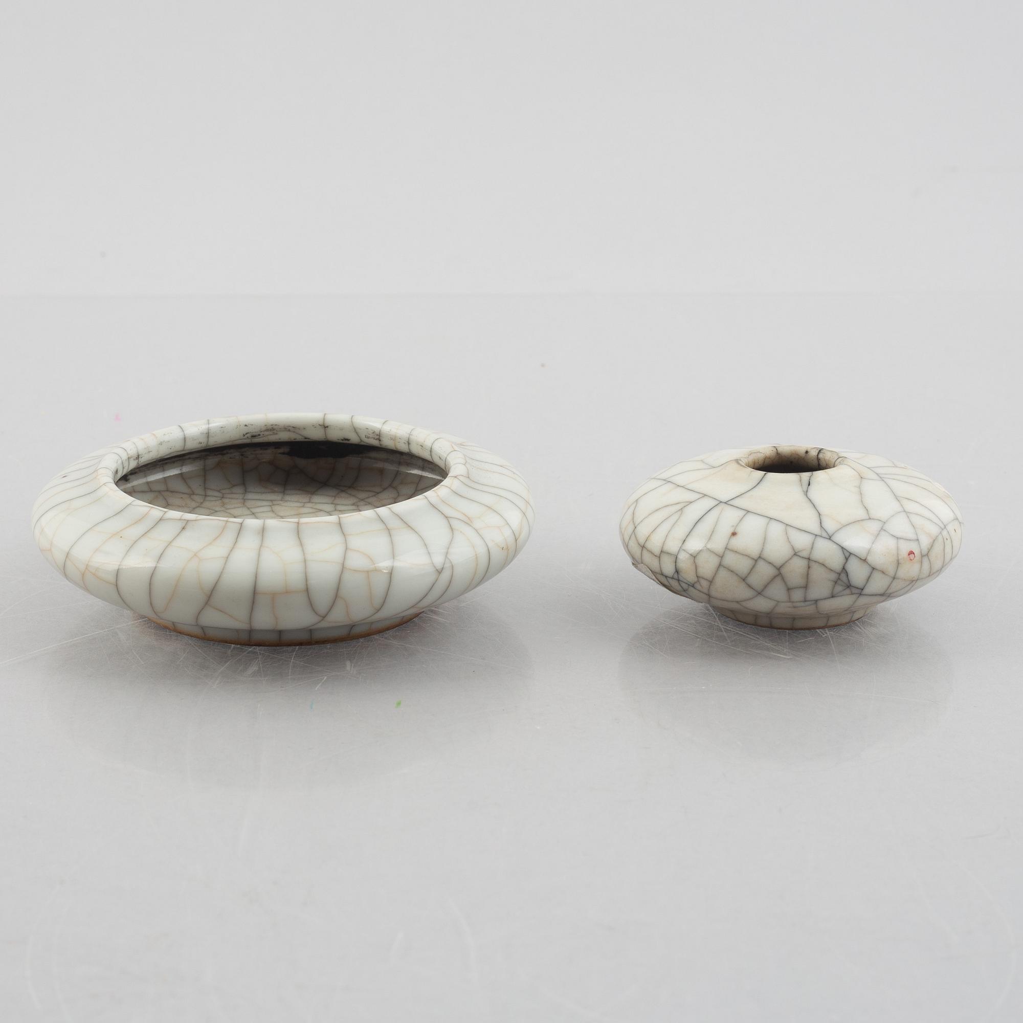 A Chinese ge glazed stoneware brush washer, a vase and two bowls, early 20th century.